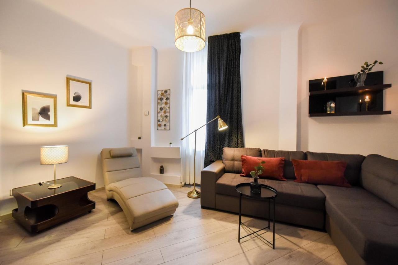 Discover Comfort: Charming & Spacious Apartment In The Old Town Bucharest Exterior photo
